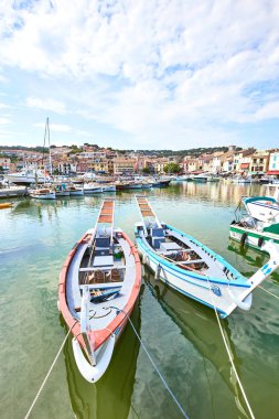 Cassis,Fransa- 30 Haziran 2016: Tekneler ve evler ile Cassis limanı