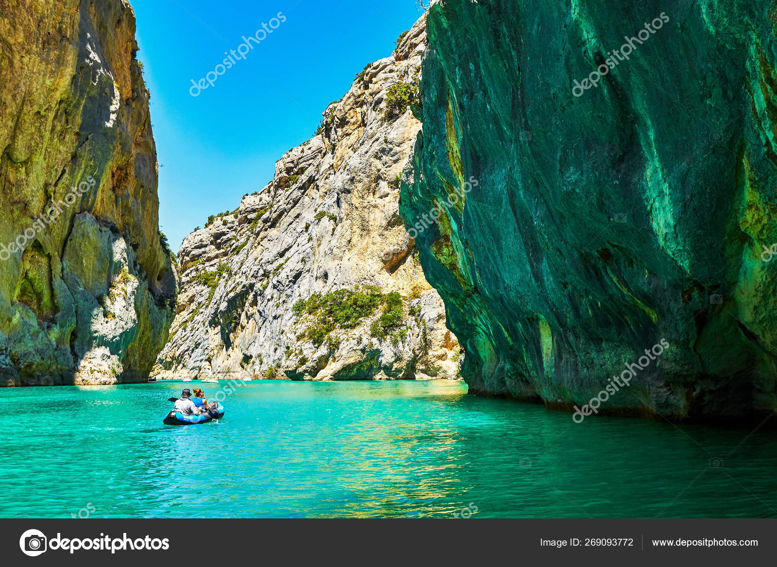 St Croix Lake, Les du Verdon with Tourists in kayaks, boats and