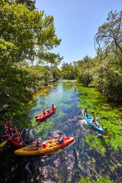 Caiaques no rio Sorgue em Fontaine de Vaucluse. Vaucluse, Provence, França, Europa — Fotografia de Stock