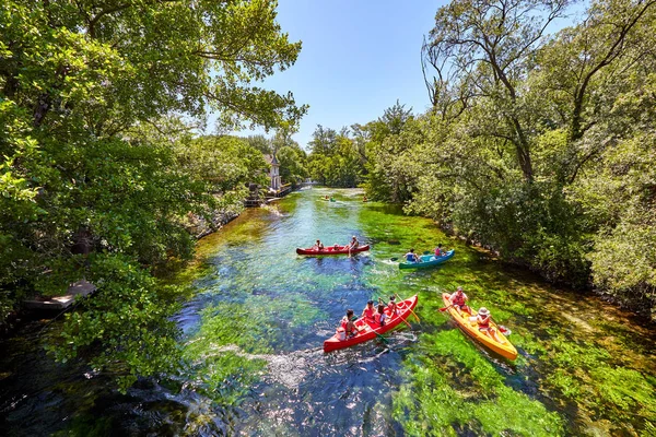 Caiaques no rio Sorgue em Fontaine de Vaucluse. Vaucluse, Provence, França, Europa — Fotografia de Stock