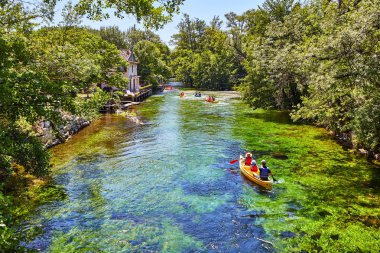 Fontaine de Vaucluse'daki Sorgue Nehri'nde kayaklar. Vaucluse, Provence, Fransa, Avrupa