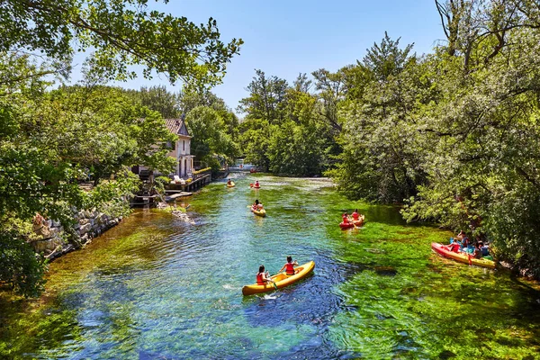 Kayaks on  river Sorgue in Fontaine de Vaucluse. Vaucluse, Provence, France, Europe — Stock Photo, Image