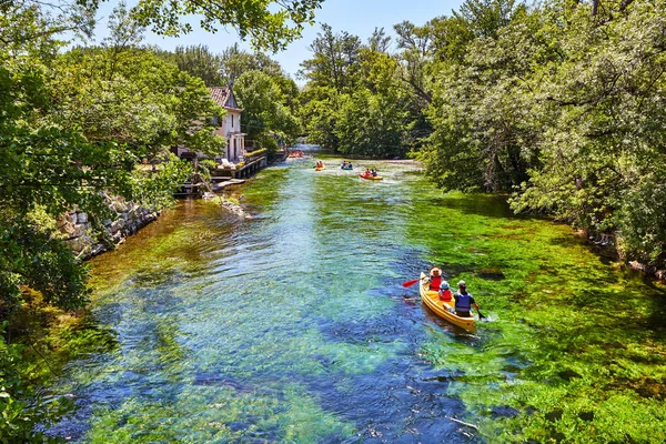 Caiaques no rio Sorgue em Fontaine de Vaucluse. Vaucluse, Provence, França, Europa — Fotografia de Stock