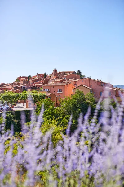 Старе місто Руссільйон, Прованс, Франція, відомий як один з найкрасивіших сіл Франції (Les Plus витончених сіл де Франс), розташований на очаре червоні скелі (Les Ocres) — стокове фото