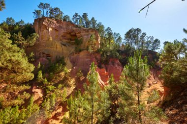Kırmızı koyu sarı kayalıklardan Provence, Fransa Roussillon Köyü