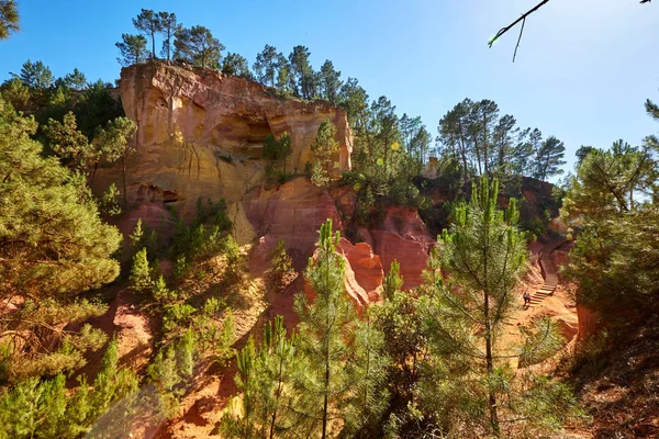 Kırmızı koyu sarı kayalıklardan Provence, Fransa Roussillon Köyü