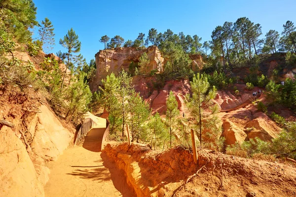 Kırmızı koyu sarı kayalıklardan Provence, Fransa Roussillon Köyü