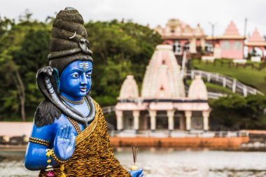 Bir Hint (Hindu, Budist) ilahiyat heykeli: Mauritius'taki hindu tapınağında (Büyük Havza) Şiva