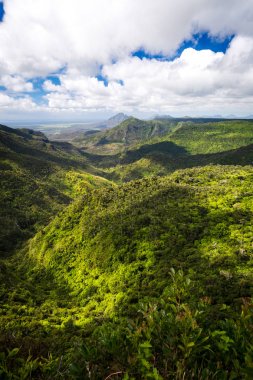 Black River Gorges Milli Parkı'nın panoramik manzarası, Mauritius'taki Gorges Bakış Açısı. Bu nemli yayla orman, kuru ova ormanı ve bataklık fundalık dahil olmak üzere 67,54 km bir alanı kapsamaktadır.
