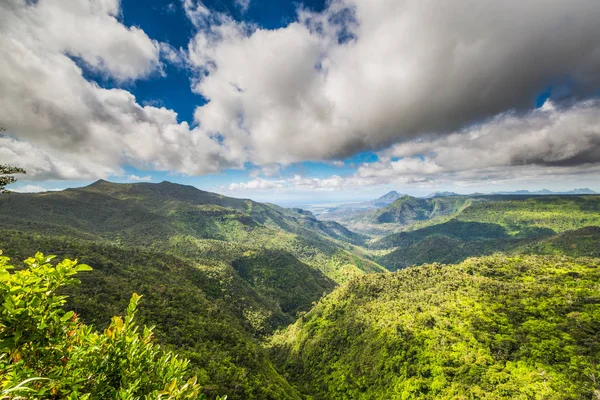 Black River Gorges Milli Parkı'nın panoramik manzarası, Mauritius'taki Gorges Bakış Açısı. Bu nemli yayla orman, kuru ova ormanı ve bataklık fundalık dahil olmak üzere 67,54 km bir alanı kapsamaktadır.