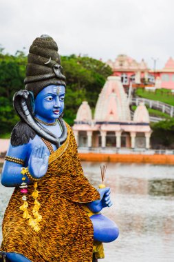Bir Hint (Hindu, Budist) ilahiyat heykeli: Mauritius'taki hindu tapınağında (Büyük Havza) Şiva