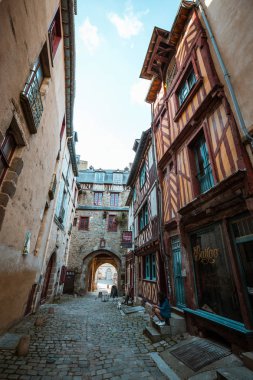 Rennes şehrinin eski kentinde geleneksel yarı ahşap evler, Fransa