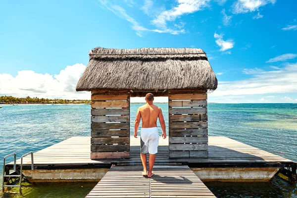 Mauritius Adası 'nda duba üzerinde insan silueti olan Jetty.
