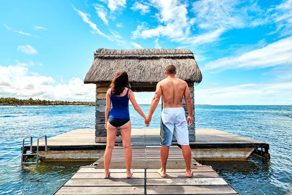 Mauritius Adası, Belle mare Sahili 'nde iskeledeki erkek ve kadın turist.