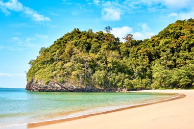 Tayland 'ın Koh Tarutao Adası' ndaki el değmemiş Ao Molae Plajı. Yumuşak beyaz kum, kristal berrak turkuaz suları ve bereketli tropikal çevreleri ile dinlenme ve macera için tenha bir cennet yaratıyor.