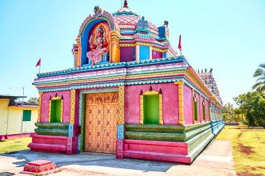 Saint-Andr, La Runion 'daki Tapınak du Colosse manzarası, canlı renkli kuleleri ve süslü heykelleriyle, adaların kökleşmiş Tamil mirası ve ruhani mirasını temsil ediyor..