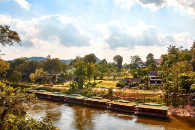 Float ev nehir kwai tatil, Kanchanaburi, Tayland dağ ile nehir üzerinde yüzen birçok ahşap ev