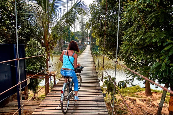 タイのスコータイ州のSi Satchanalaiにある吊り橋を自転車に乗っている女性 — ストック写真