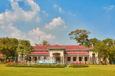 Tayland kraliyet ve sanatının bir sembolü olan görkemli Abhisek Dusit Taht Salonu, Tayland 'ın Bangkok kentinde bulunmaktadır. Süslü dış görünüşü ve kültürel önemi onu tarih ve mimari meraklıları için görülmesi gereken bir yer haline getiriyor..