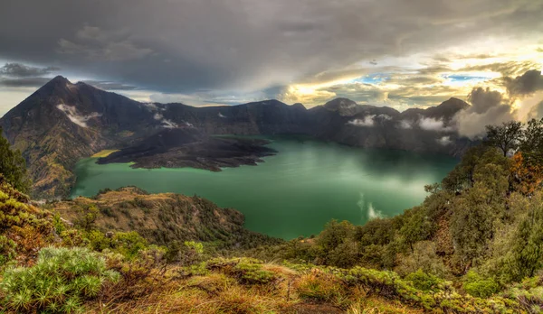 Rinjani Dağı krater gölü Segara Anak, Lombok, Endonezya, Gündoğumu