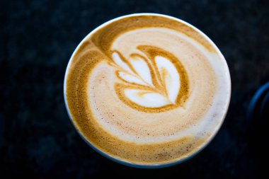 Take away kahve latte sanat ile karanlık bir arka plan üzerinde