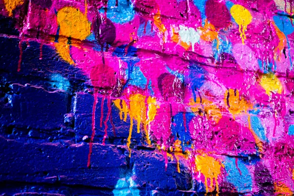 多くの色と滴り落ちる塗料の塗られた壁の — ストック写真