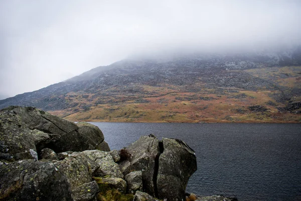 Ein Nebel Oder Nebelbedeckter Berg Neben Einem See — Stockfoto