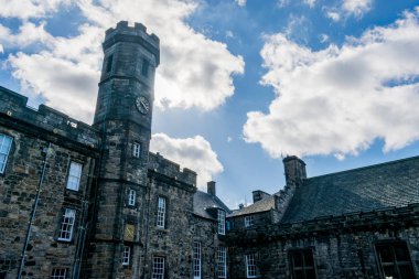 Edinburgh Castle saat kule görünümü, mavi bir gökyüzü ile güneş ışığında