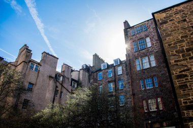 Edinburgh, İskoçya'da yüksek binalar üzerinde parlayan güneş