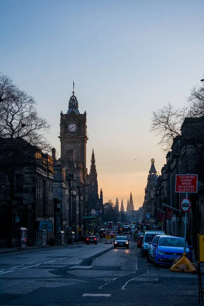 Uma Vista Das Ruas Edimburgo Com Carros Pôr Sol — Fotografia de Stock