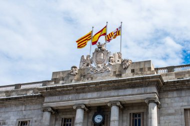 Barselona, İspanya, Katalonya ve Barcelona için bir binanın üstüne üç bayrak