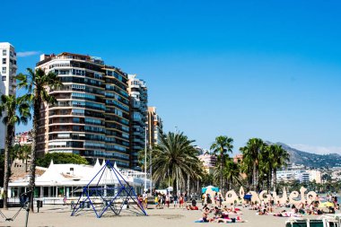 Bir sıcak, güneşli gün Malaga, İspanya, popüler bir plaj