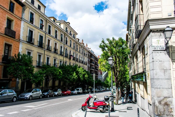 Fotografie Ulice Madridu Španělsko Červeným Vespa Zaparkoval — Stock fotografie