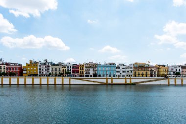 Sevilla, İspanya kanal kıyısında parlak ve renkli evleri