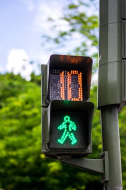 On saniye kaldı yayalar çapraz ve yürüyen adam yeşil işareti, bir geçiş üzerinde yürümek