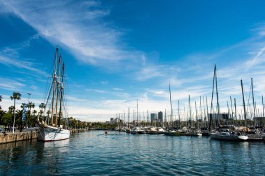 Barselona, İspanya, bir sürü Yelkenli tekneler ve mavi gökyüzü ile Limanı