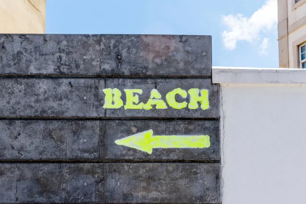 Cartello Che Indica Strada Spiaggia Con Una Freccia Estate — Foto Stock