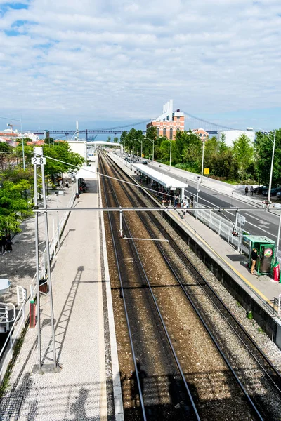 Två Tåg Spår Bredvid Station Plattform Med Människor Det Med — Stockfoto