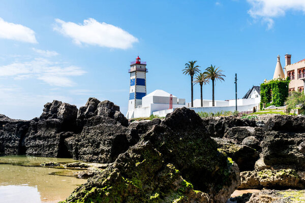 Маяк на краю скал, с видом на океан
