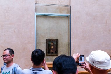 Mona Lisa fotoğraf çekmek turistlerin Louvre