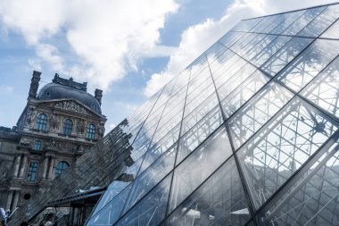 Piramit mavi gökyüzü ile Louvre avlu