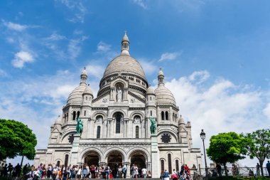 Mavi bir gökyüzü ve kişilik bir kalabalık ile Paris, Fransa, Sacre Coeur Kilisesi