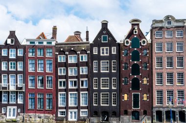 Düzensiz ve bitkin bir canel Amsterdam evler,