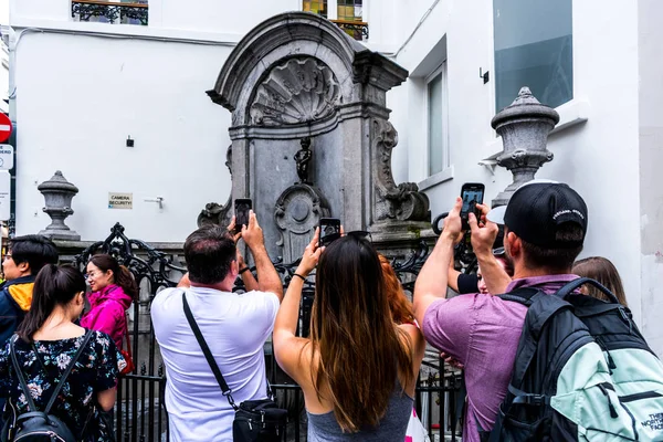 Manneken Pis Fontän Med Turister Som Tar Bilder Telefoner Stockfoto