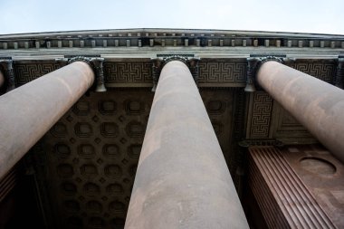 Bazı sütunlar, desen ve dokuları ile bakıyor