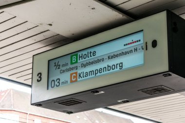 Bir tren istasyonu işareti Kopenhag, Danimarka, bilgi ile