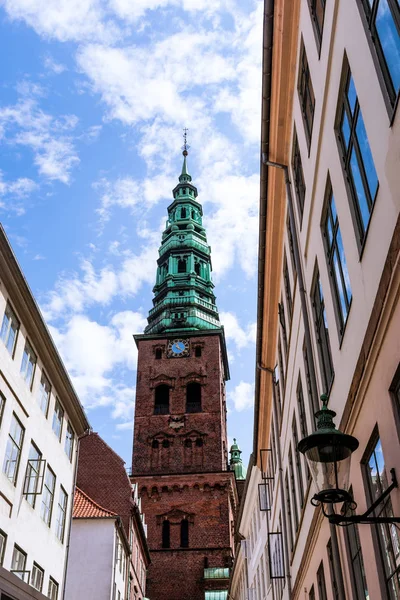Uzun boylu bir saat kulesi, parlak, güneşli bir günde Kopenhag, Danimarka, kilise
