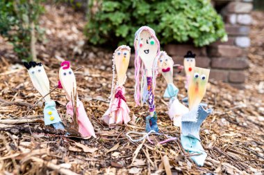 Tecrit sırasında kaşık köyü, el yapımı, çocuklar için, insanlar yürürken bakabilsin diye.