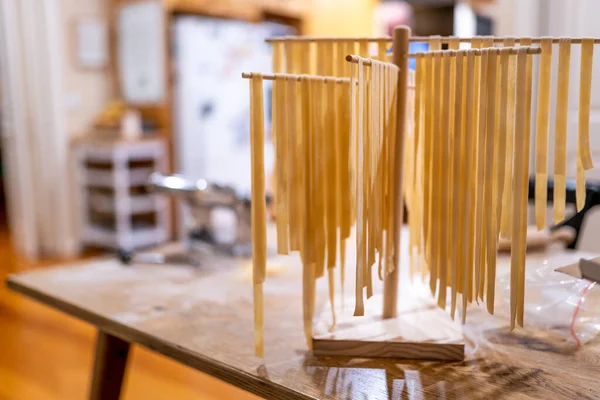Färsk hemlagad pasta hängande från pastaträd Stockfoto