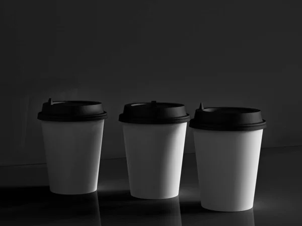 Uçaktaki kağıt bardakların 3 boyutlu modeli doğal ışık altında. Siyah b